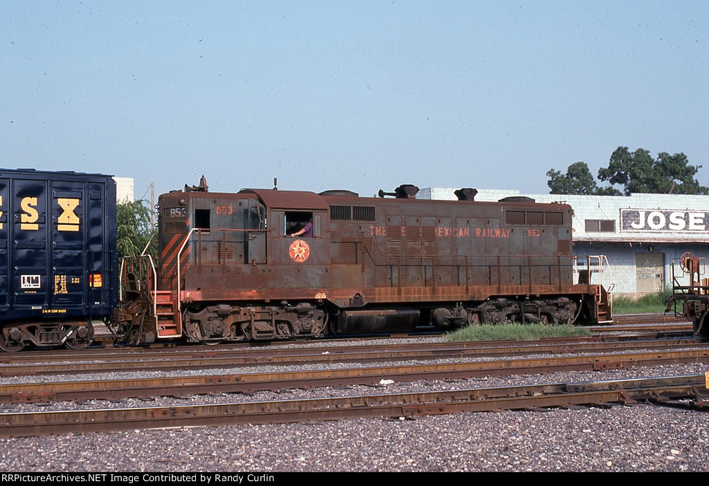 TM 853 working the bridge yards of Laredo